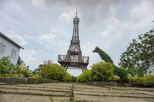 Çiçek bahçesindeki ahşap Eyfel kulesinin kopyası