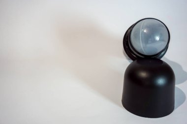 Beyaz arka planı ve gölgesi olan siyah şişe deodorantı.
