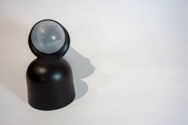 Beyaz arka planı ve gölgesi olan siyah şişe deodorantı.