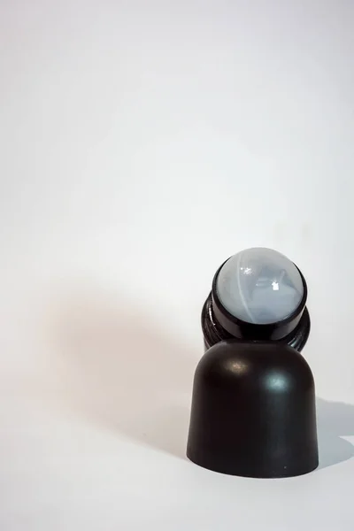 Beyaz arka planı ve gölgesi olan siyah şişe deodorantı.