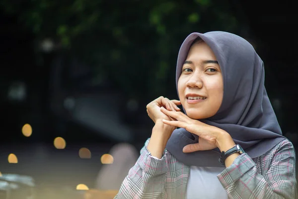 Sonrisa Hermoso Musulmán Asiático Mujer Usando Moderno Hijab Café — Foto de Stock