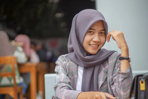 Hymyillä Kaunis Muslimi Aasialainen Nainen Yllään Moderni Hijab Kahvilassa — kuvapankkivalokuva