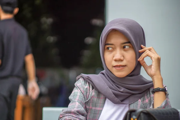 Sorriso Belo Muçulmano Asiático Mulher Vestindo Moderno Hijab Café — Fotografia de Stock