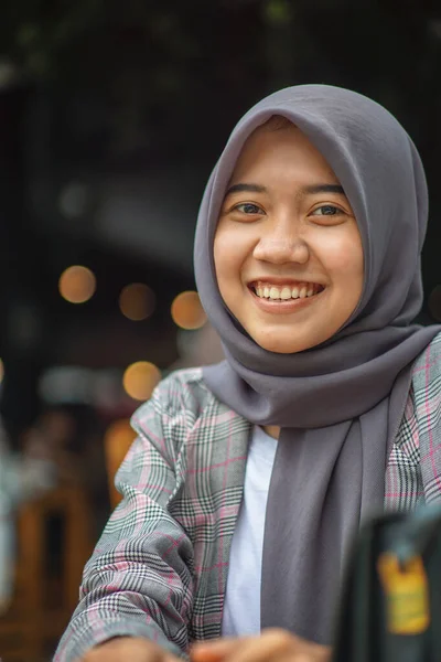 一个漂亮的穆斯林女人的微笑 她穿着时髦的头巾在咖啡店里 — 图库照片