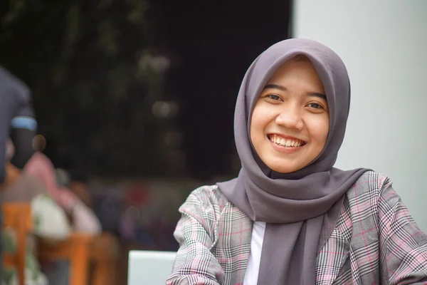 一个漂亮的穆斯林女人的微笑 她穿着时髦的头巾在咖啡店里 — 图库照片