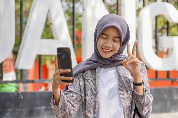 Gyönyörű Ázsiai Muszlim Női Diák Visel Modern Hidzsáb Csinál Szelfi — Stock Fotó