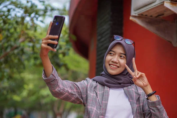 Bela Ásia Muçulmano Feminino Estudante Vestindo Moderno Hijab Tomando Selfie — Fotografia de Stock