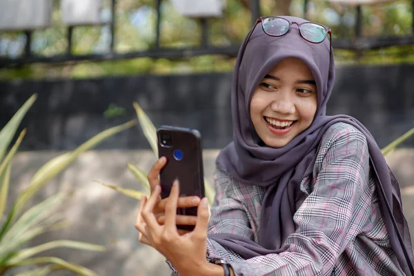 Piękny Azji Muzułmanin Kobieta Student Noszenie Nowoczesny Hidżab Biorąc Selfie — Zdjęcie stockowe