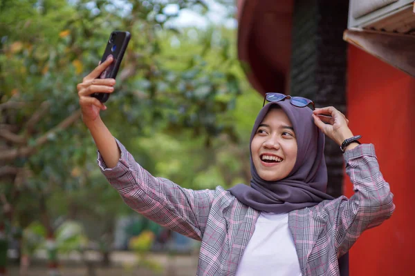 Hermosa Asiático Musulmán Mujer Estudiante Usando Moderno Hijab Tomando Selfie —  Fotos de Stock
