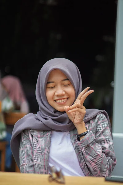 現代のヒジャーブを着た美しいイスラム教徒のアジア人女性の笑顔がカフェに座って — ストック写真