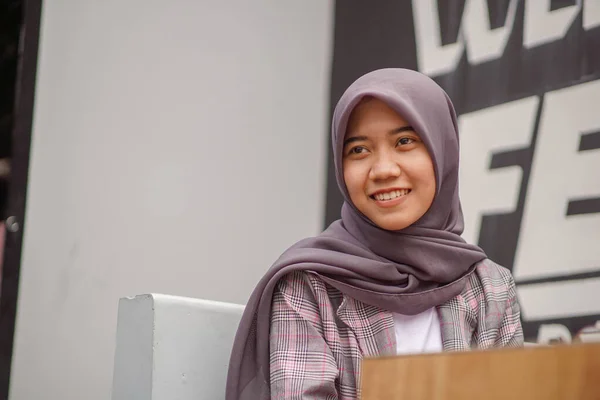 Glimlach Van Een Mooie Moslim Aziatische Vrouw Dragen Moderne Hijab — Stockfoto