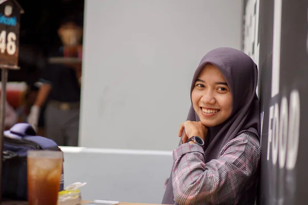 Uśmiech Pięknej Muzułmańskiej Azjatki Nowoczesnym Hidżabie Siedzącej Kawiarni — Zdjęcie stockowe