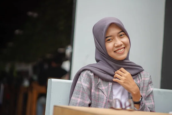 Sonrisa Hermoso Musulmán Asiático Mujer Usando Moderno Hijab Sentado Café —  Fotos de Stock