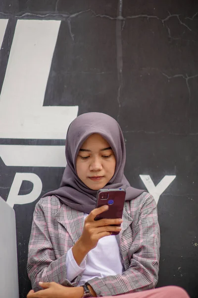 Vacker Asiatisk Muslimsk Kvinna Bär Modern Hijab Sitter Leende Och — Stockfoto