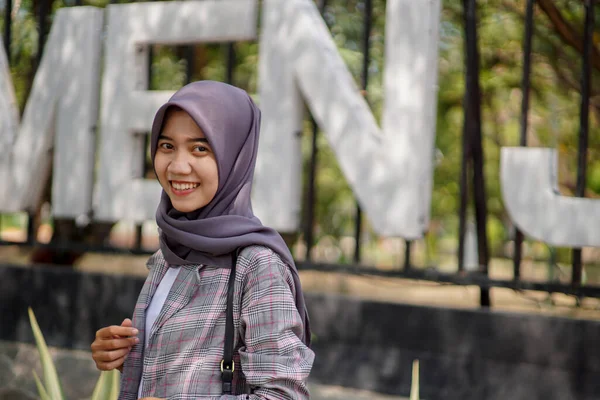 Hermosa Asiático Musulmán Mujer Estudiante Usando Moderno Hijab Pie Frente —  Fotos de Stock