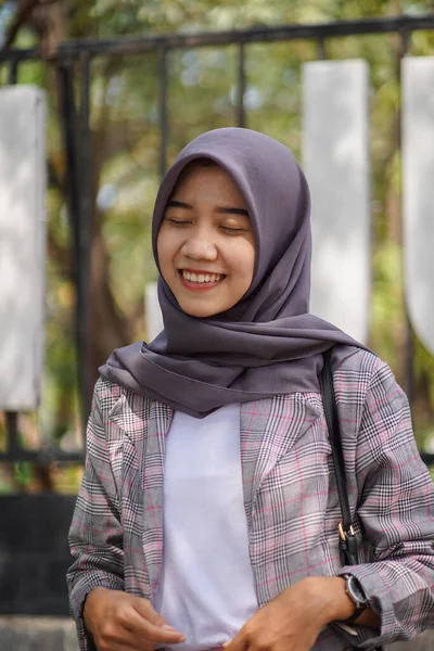 美しいアジア系ムスリム女子学生が公園の前に立つ現代のヒジャーブを身に着けて — ストック写真