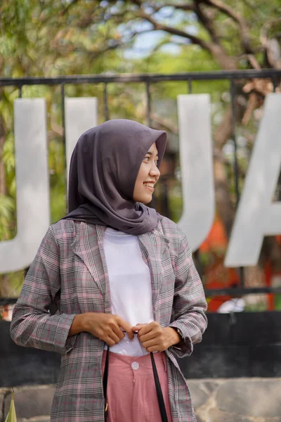 Bella Asiatico Musulmano Femmina Studente Indossare Moderno Hijab Piedi Anteriore — Foto Stock