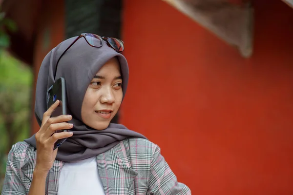 Modern Tesettürlü Güzel Asyalı Müslüman Kız Öğrenci Akıllı Telefonunu Kullanarak — Stok fotoğraf