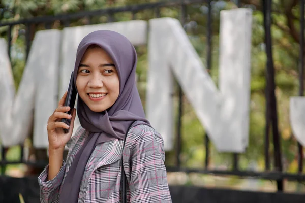 Bela Ásia Muçulmano Feminino Estudante Vestindo Moderno Hijab Está Chamando — Fotografia de Stock