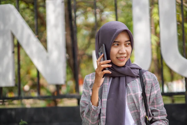 Krásná Asijské Muslim Žena Student Nosit Moderní Hidžáb Volání Někoho — Stock fotografie