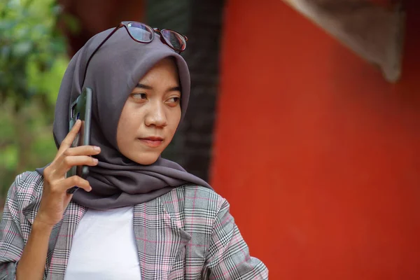 Красивая Азиатская Мусульманка Студентка Современном Хиджабе Звонит Кому Парке Своего — стоковое фото