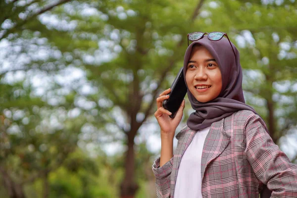 Hermosa Asiático Musulmán Mujer Estudiante Usando Moderno Hijab Llamando Alguien — Foto de Stock