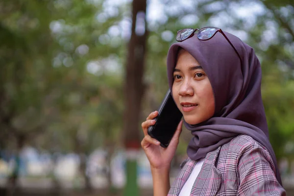 Vacker Asiatisk Muslimsk Kvinnlig Student Bär Modern Hijab Ringer Någon — Stockfoto
