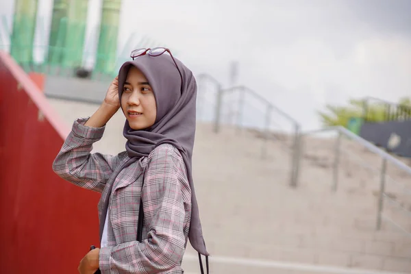 現代のヒジャーブを着た美しいアジア系ムスリム女性学生が — ストック写真