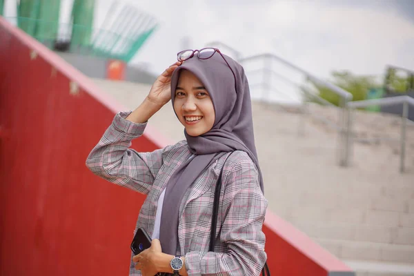 Indah Asia Muslim Perempuan Mahasiswa Mengenakan Hijab Modern Taman — Stok Foto
