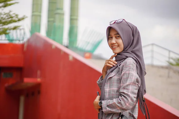 Hermosa Asiático Musulmán Mujer Estudiante Usando Moderno Hijab Parque —  Fotos de Stock