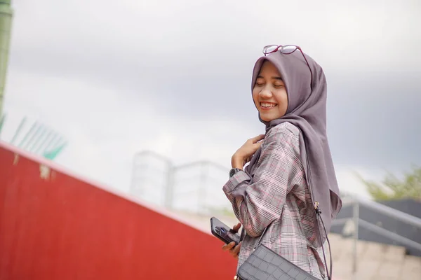 Vacker Asiatisk Muslimsk Kvinnlig Student Bär Modern Hijab Parken — Stockfoto
