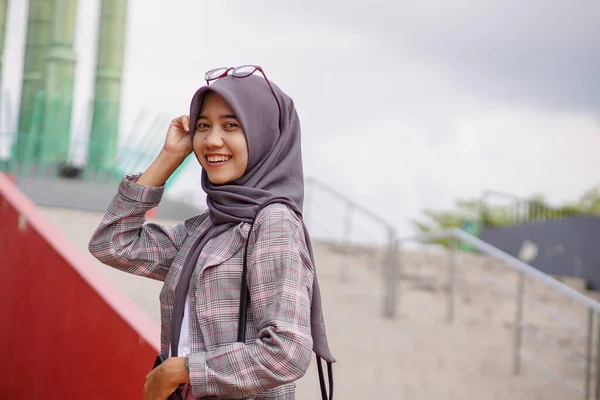 Parkta Modern Tesettüre Bürünmüş Güzel Asyalı Müslüman Kız Öğrenci — Stok fotoğraf