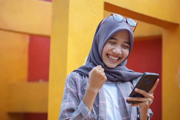 Asiatisk Muslimsk Kvinnlig Student Bär Modern Hijab Innehav Smartphone Park — Stockfoto