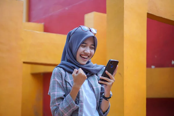 Asijská Muslimka Studentka Nošení Moderní Hidžáb Držení Smartphone Parku Šťastným — Stock fotografie