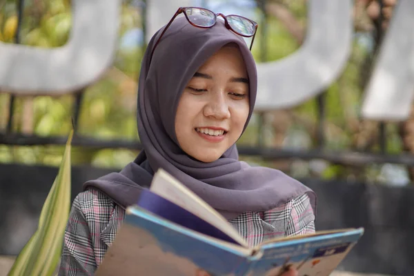 Asiática Hermosa Musulmana Estudiante Sentada Leyendo Diario Parque Pegatinas Objetos —  Fotos de Stock