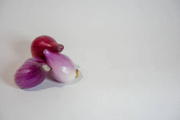 Soğanı soyutlar ve gri bir zeminde yatar.