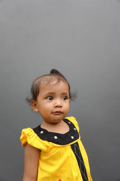 Mignonne Asiatique Petite Fille Avec Chocolat Bouche Couverte Fond Gris — Photo