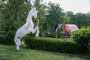 Merkez Java, Endonezya - 03 05 2023: Beyaz at bebeği parkta güzel bir dekorasyon haline geldi