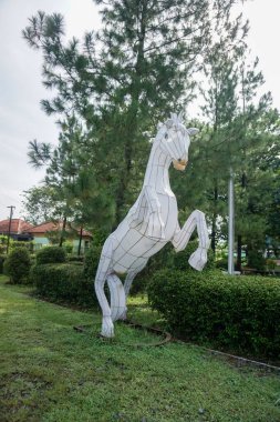 Merkez Java, Endonezya - 03 05 2023: Beyaz at bebeği parkta güzel bir dekorasyon haline geldi