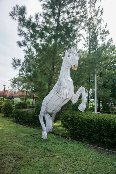 Merkez Java, Endonezya - 03 05 2023: Beyaz at bebeği parkta güzel bir dekorasyon haline geldi