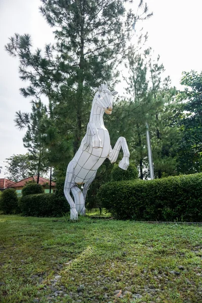 Merkez Java, Endonezya - 03 05 2023: Beyaz at bebeği parkta güzel bir dekorasyon haline geldi