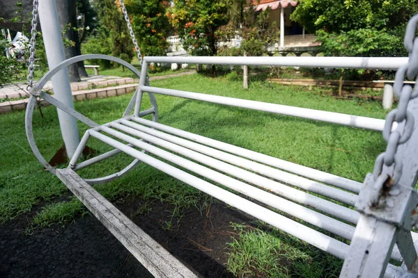 Park dekorasyonu olarak beyaz demir salıncak