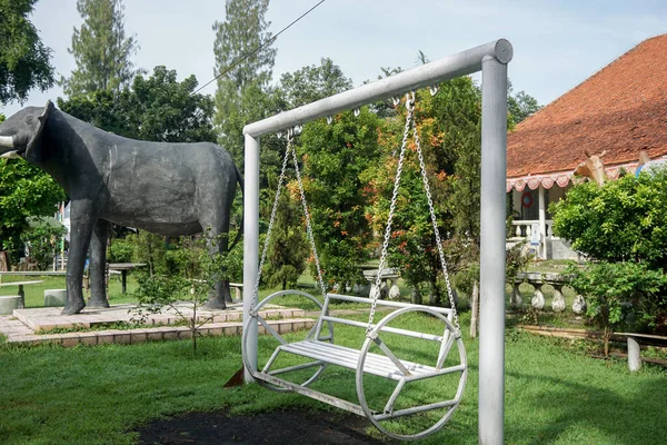 Park dekorasyonu olarak beyaz demir salıncak