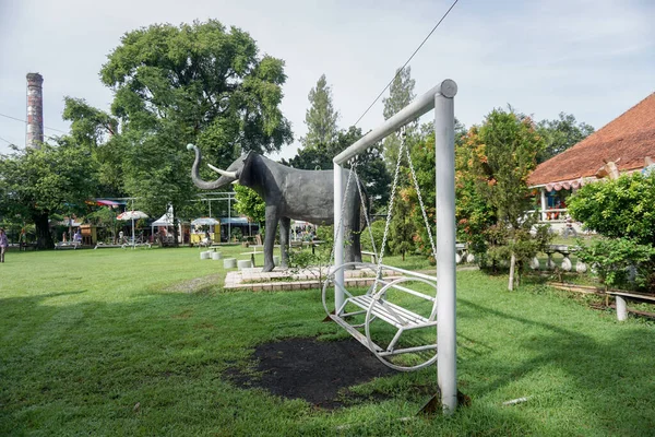 Park dekorasyonu olarak beyaz demir salıncak