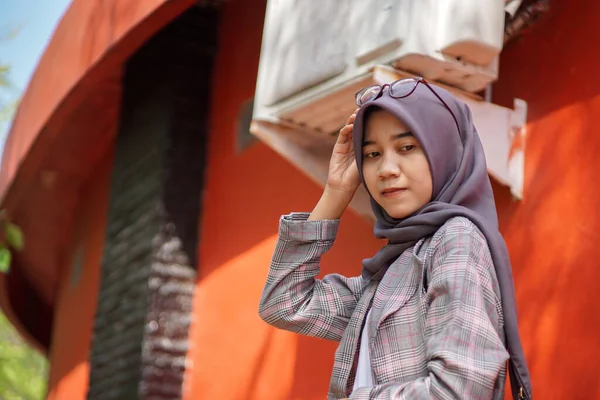 Krásný Asijský Muslim Nošení Moderní Hidžáb Žena Rukou Pózování Drží — Stock fotografie