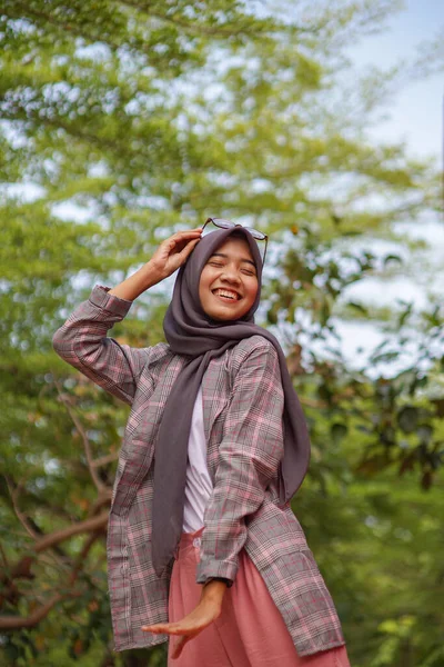Güzel Asyalı Müslüman Kadın Tesettürlü Parkta Kafasına Gözlük Takıyor — Stok fotoğraf