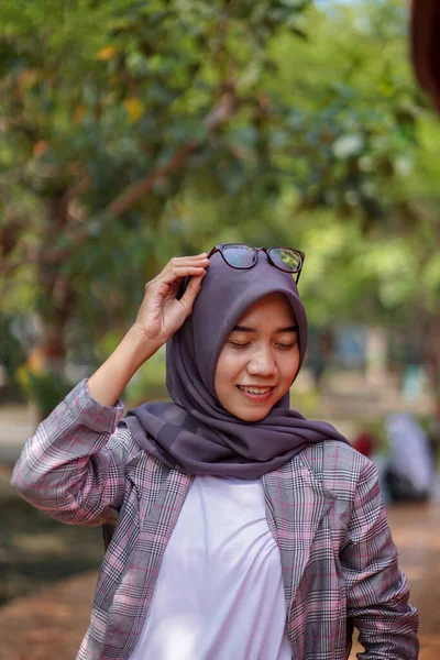 Güzel Asyalı Müslüman Kadın Tesettürlü Parkta Kafasına Gözlük Takıyor — Stok fotoğraf