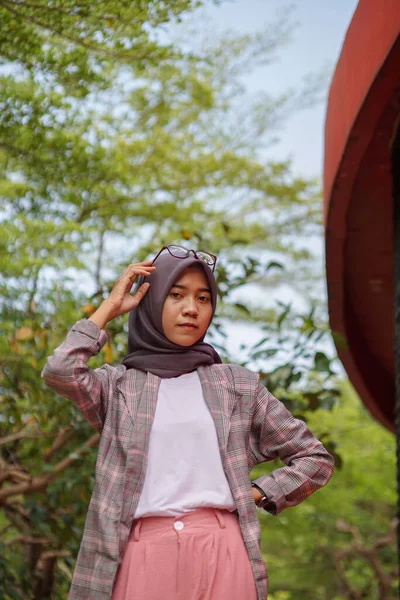 Mooie Aziatische Moslim Dragen Moderne Hijab Vrouw Met Hand Poseren — Stockfoto