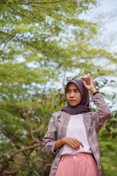 Hermosa Asiático Musulmán Usando Moderno Hijab Mujer Con Mano Posando —  Fotos de Stock
