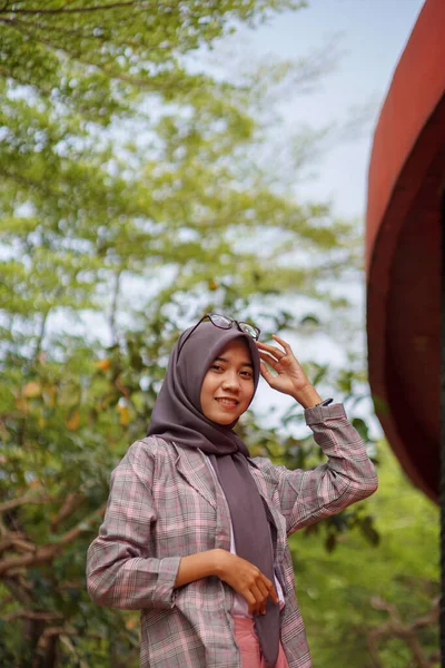 Schöne Asiatische Muslimin Trägt Modernen Hijab Frau Mit Hand Posiert — Stockfoto